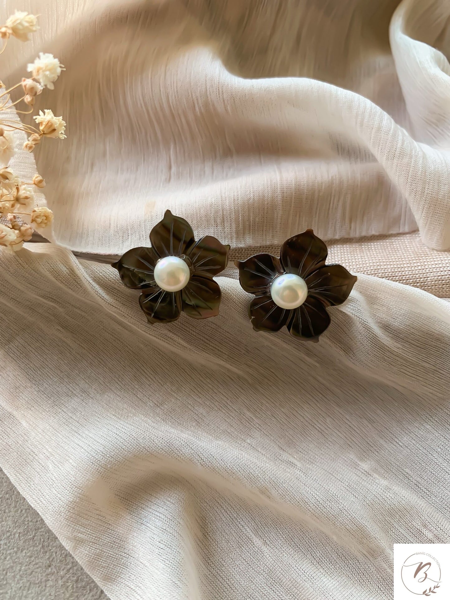 Mother of Pearl Flower Studs   (Black)