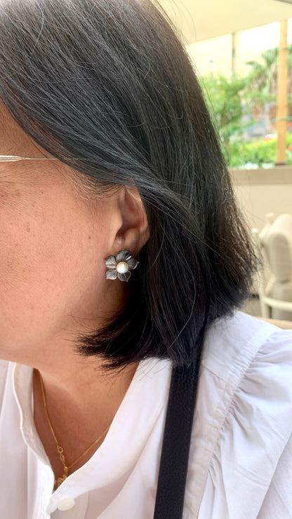 Mother of Pearl Flower Studs   (Black)